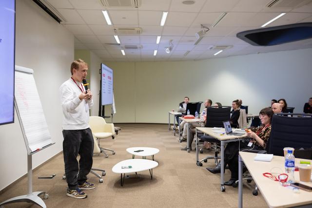 Спикер выступает на мероприятии